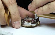 天梭手表调时间后停止了